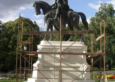 Gödöllő Egyetemi park Kálmán herceg lovasszobor posztamensének restaurálása